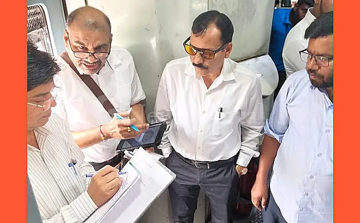 कोटा-सवाई माधोपुर रेलखंड पर औचक निरीक्षण: अवैध वेंडरों और बिना टिकट यात्रियों से वसूला 40 हजार का जुर्माना