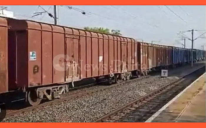 डिब्बे जोड़ने में तकनीकी गड़बड़ी, जोधपुर-भोपाल एक्सप्रेस ढाई घंटे खड़ी रही, कर्मचारियों ने की चेन पुलिंग