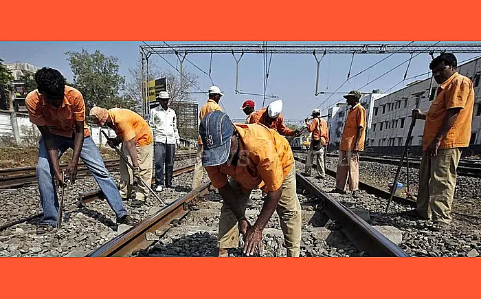 ट्रैकमैन 8 दिन से निलंबित, ट्रैकमेनों ने लगाया मनमानी का आरोप