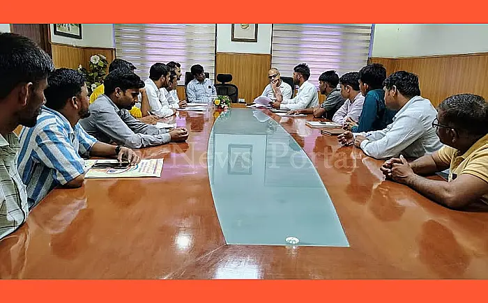 ट्रैकमैनों को जल्द मिलेंगे जूते, रेनकोट और विंटर जैकेट: डीआरएम और यूनियन में बनी सहमति