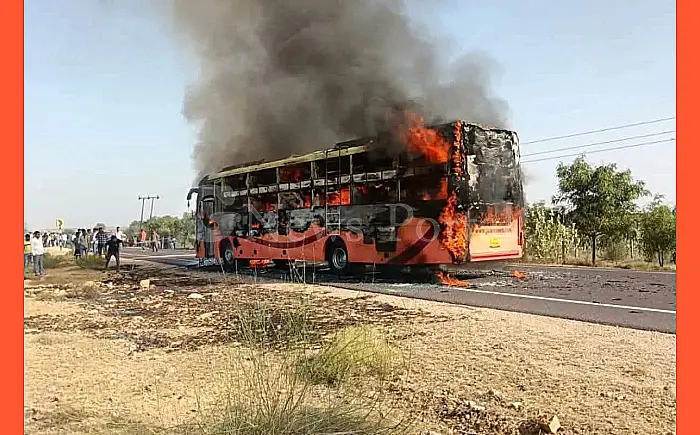 दर्दनाक हादसा: चलती बस में लगी भीषण आग, 15 यात्री झुलसे; कुल 57 लोग थे सवार