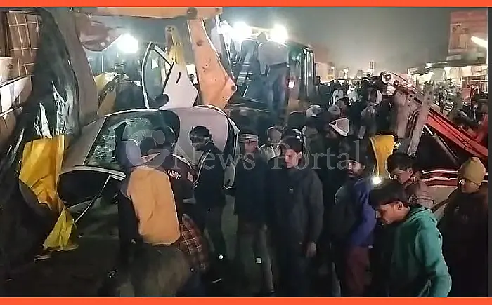 मेहंदीपुर बालाजी से लौट रहे श्रद्धालुओं की कार पर गिरा ट्रक, तीन की मौत