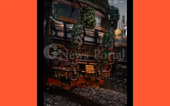 बारां-बिजोरा रेलखंड पर रेलवे क्रॉसिंग गेट पर फंसा ट्रक, डेढ़ घंटे तक ठप रहा रेल यातायात; चालक फरार