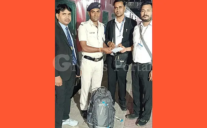 टीटीई को मिला लावारिस बैग, गंगापुर आरपीएफ को सौंपा