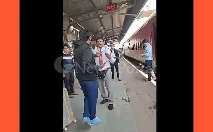 गंदगी की शिकायत करने पर भड़का टीटीई, यात्री को पीटने दौड़ा, वीडियो वायरल