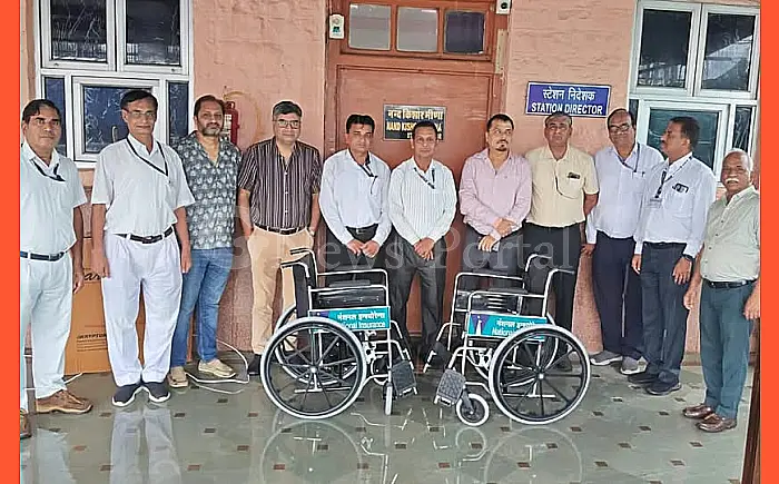 बीमा कंपनी की स्टेशन पर दो व्हील चेयर भेंट