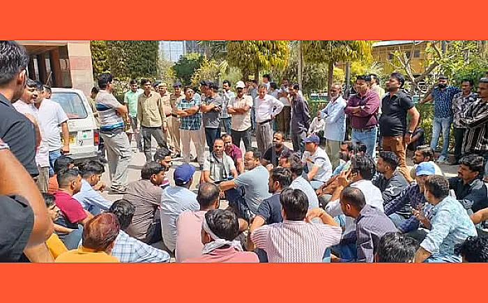 लोको पायलट की मौत पर हंगामा, डीआरएम कार्यालय में शव रखकर प्रदर्शन