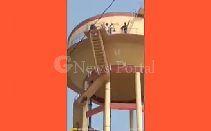 टोंक के मंडावर में पानी की टंकी पर चढ़े ग्रामीण: सड़क निर्माण की मांग