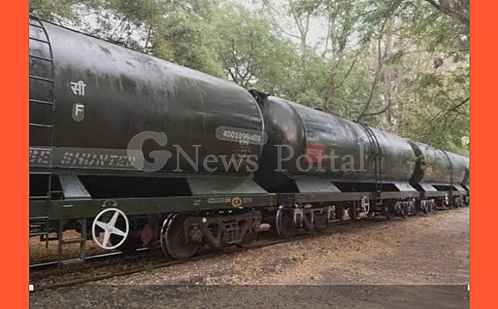 ।  💧 कोटा वर्कशॉप की 'वॉटर स्ट्राइक': गुड़ ढोने वाले 37 टैंकरों से बुझेगी रतलाम की प्यास; 10 दिन में होंगे तैयार