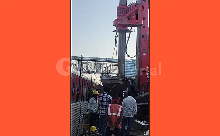 ट्रेन के समय भी नहीं रुक रहा काम, हादसे का इंतजार